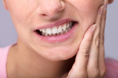 Was tun, wenn man unerwartet von Zahnschmerzen überrascht wird?